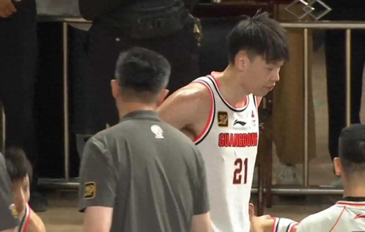 对位考辛斯狂砍19分，02年易建联接班人征服杜锋，朱芳雨做新决定